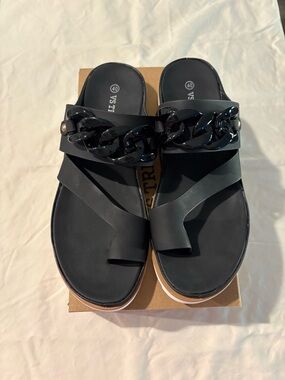 VS Treads NWT black sandals